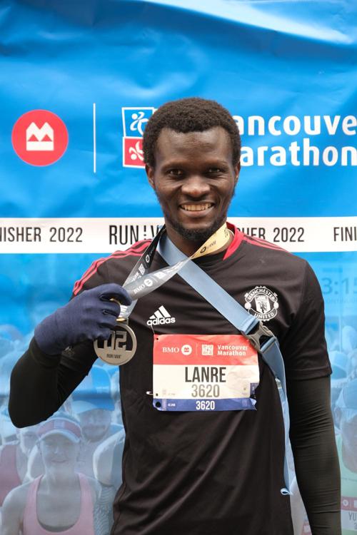 lanre-dahunsi-medal-vancouver-maarathon